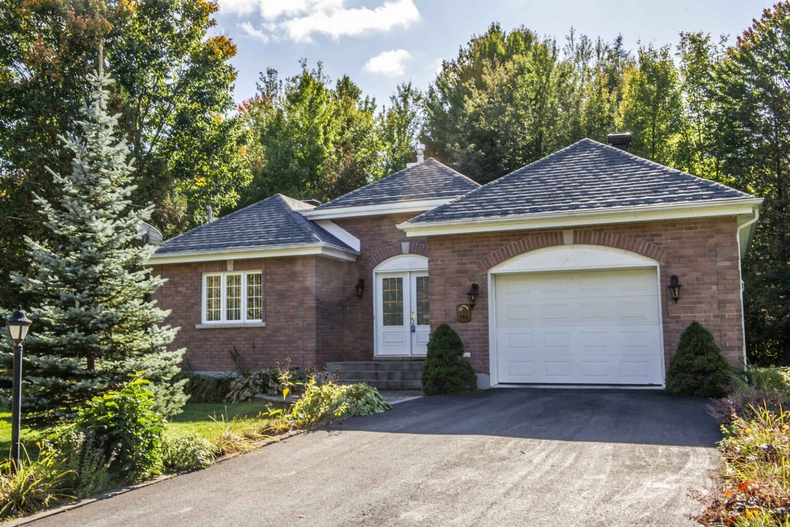 Installation of a new roof in Sutton on Bromont Street